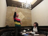 「えがお∞（むげんだい）プロジェクト レイザーラモンRGとオールナイトカラオケができる」でレディー・ガガを踊るレイザーラモンRG。