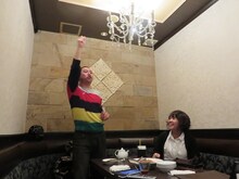 「えがお∞（むげんだい）プロジェクト レイザーラモンRGとオールナイトカラオケができる」でレディー・ガガを踊るレイザーラモンRG。