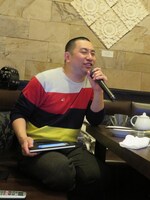 歌いながら次の曲を入れるRG。