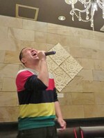 全力で歌うRG。