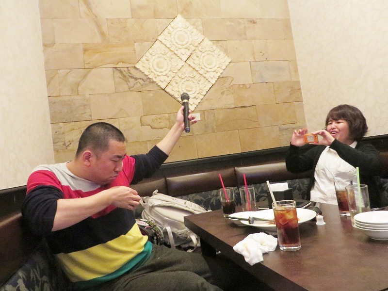 布袋寅泰ライブバージョンの映像をマネするRG。