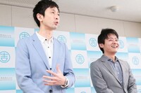 ロザン菅の高石市PR大使委嘱式の様子。(c)吉本興業