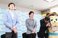 ロザン菅の高石市PR大使委嘱式の様子。(c)吉本興業