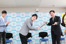 ロザン菅の高石市PR大使委嘱式の様子。(c)吉本興業