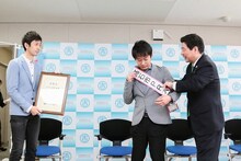 ロザン菅の高石市PR大使委嘱式の様子。(c)吉本興業