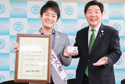 ロザン菅の高石市PR大使委嘱式の様子。(c)吉本興業