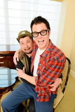 左からケンドーコバヤシ、ジョニー・ノックスヴィル。