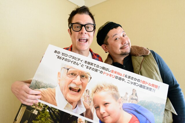 ジョニー・ノックスヴィルと対談したケンドーコバヤシ（右）。