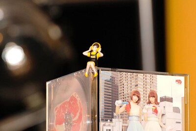 バニラビーンズのCDにちょこんと座ったタワーレコードのフチ子。