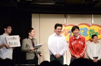 かつてのエレファントジョンを再現するロメオ栗谷（手前左）とトンツカタン森本（手前右）。