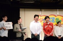 かつてのエレファントジョンを再現するロメオ栗谷（手前左）とトンツカタン森本（手前右）。