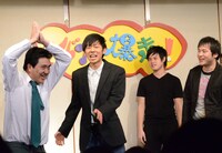 「ごめん、ごめん、ごめん、からのナマステ～」を始めた頃のエレファントジョンを再現するロメオ栗谷（左）とトンツカタン森本。