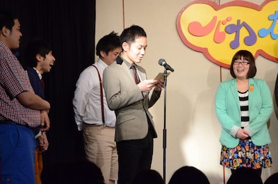 エレファントジョンへのメッセージを読み上げるブルーセレブ内間。