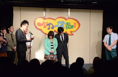 ガッテン森枝の妻から預かったメッセージを読み上げる加藤（手前左）。