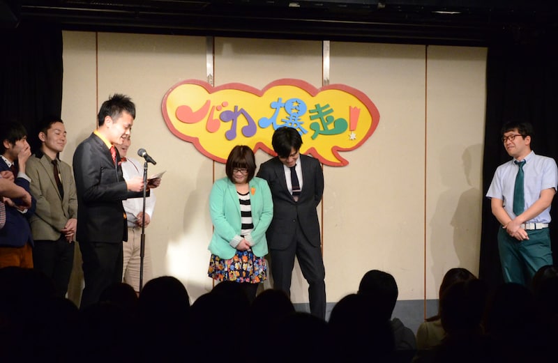 ガッテン森枝の妻から預かったメッセージを読み上げる加藤（手前左）。