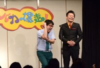 再現を受けて大げさに「ガッテンガッテン！」を披露するガッテン森枝（左）。