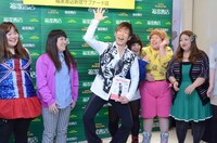 「HIDEBOHの美脚下半身痩せタップサイズ」発売記念イベントの様子。中央が著者のHIDEBOH。