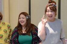 タップサイズ後、額の汗をアピールする出雲阿国（右端）。