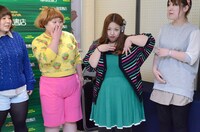 板野友美のモノマネをするD-ハツラツ・ミナコ（左から3人目）。