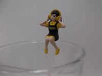 コップの淵にちょこんと座ったタワーレコードのフチ子。