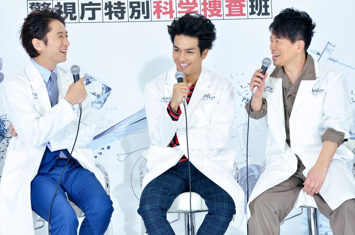 連続ドラマ「月曜ミステリーシアター『ホワイト・ラボ～警視庁特別科学捜査班～』」に出演する（左から）谷原章介、主演の北村一輝と、雨上がり決死隊・宮迫。