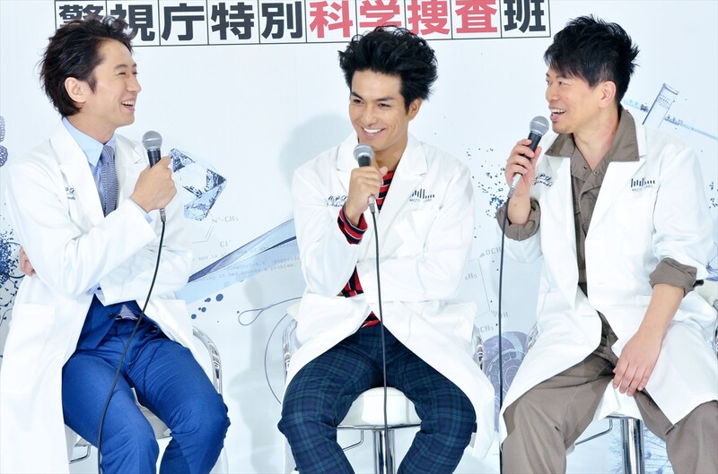 連続ドラマ「月曜ミステリーシアター『ホワイト・ラボ～警視庁特別科学捜査班～』」に出演する（左から）谷原章介、主演の北村一輝と、雨上がり決死隊・宮迫。