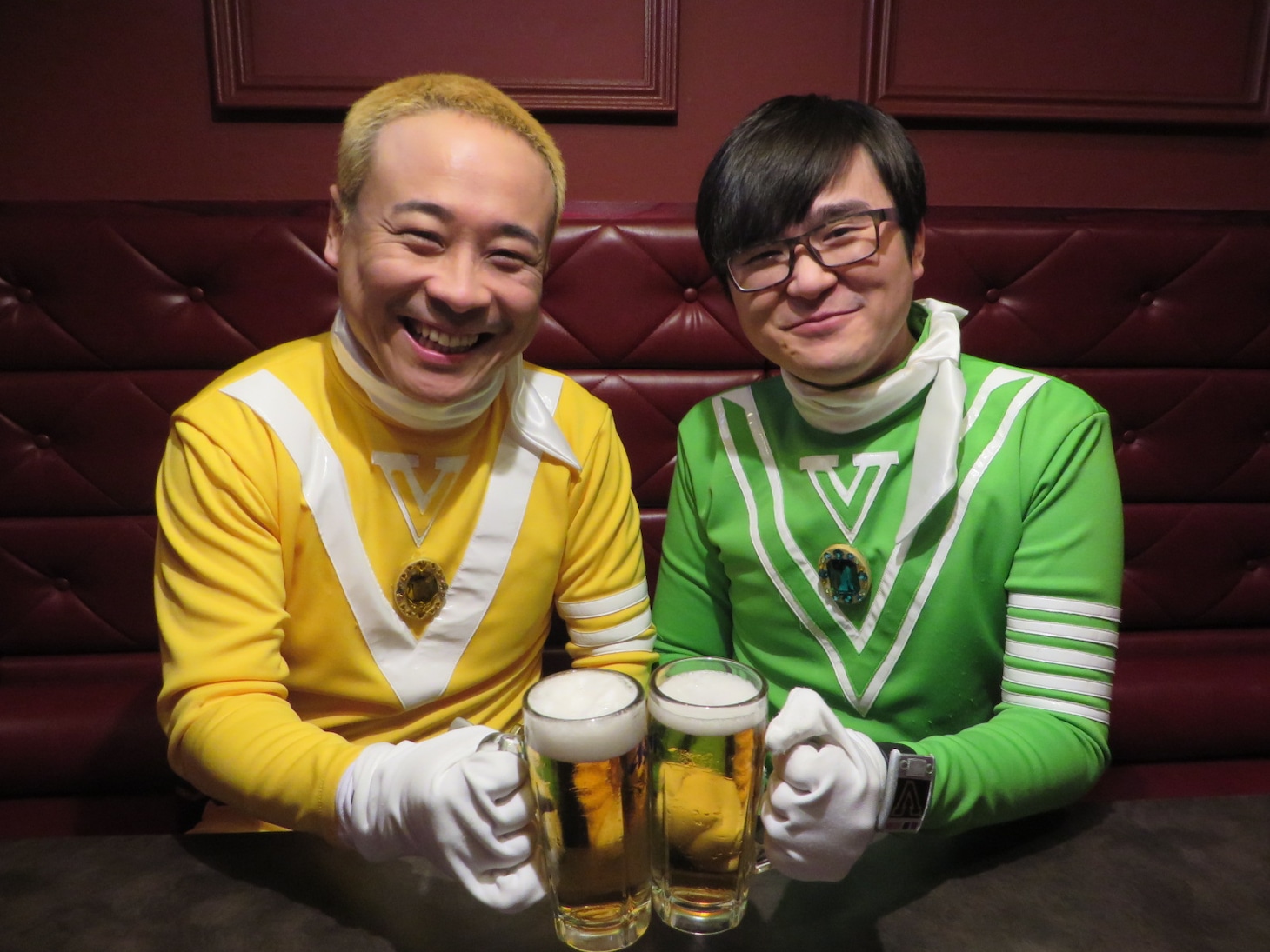ヒーロードラマ「乾杯戦士 アフターV」に出演しているバッファロー吾郎Aとラバーガール飛永。
