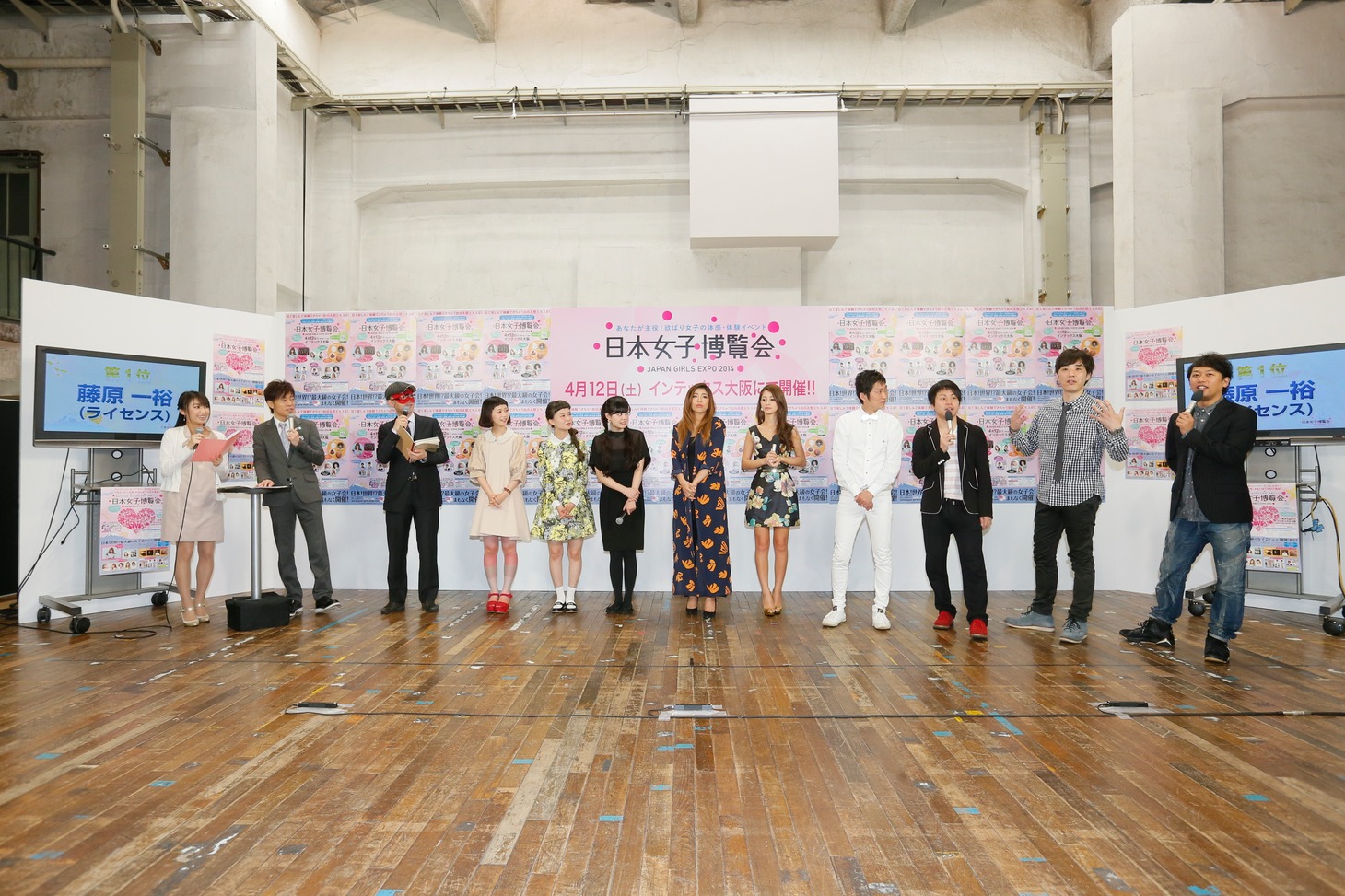 会見の一場面。(c)吉本興業