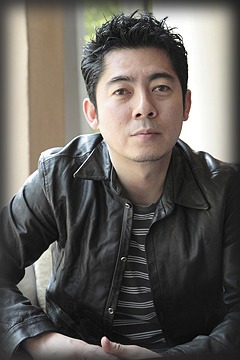「1万円アート」発起人の高須光聖。