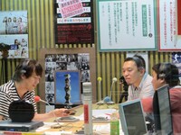 中川の後を付けて撮影した動画を見せる村本。