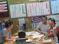 中川の困り顔を楽しむ村本。