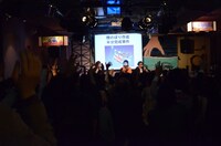 片桐の髪を切りたいという多数の希望者の手が挙がる。