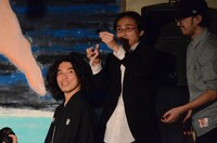 初代担当の中川淳一郎が最初にハサミを入れた。