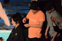 片桐の髪を切る2代目担当編集の木下拓海。