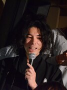 髪をカットされる片桐。