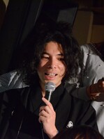 髪をカットされる片桐。