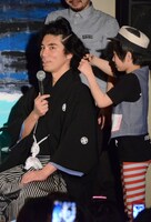 息子・太朗に髪をカットされる片桐。