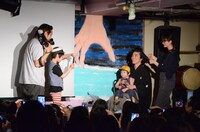 片桐の家族も登壇して髪をカット。