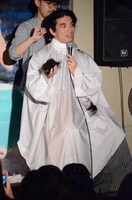 散髪中の片桐。