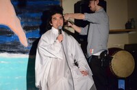 ざくざくと髪を切られていく片桐。