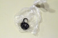 おみやげ用にビニール袋に入れられた片桐の髪の毛。