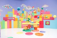 手前はMC席、後ろは観客席。(c)フジテレビ