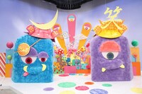 モンスターの間で芸人たちがネタを披露する。(c)フジテレビ