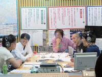 アルコ＆ピースの生放送に出演するラブレターズ。