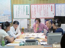 アルコ＆ピースの生放送に出演するラブレターズ。