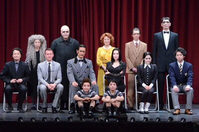 「PARCO Produce ブロードウェイ・ミュージカル『アダムス・ファミリー』」の記者会見後のフォトセッションの様子。
