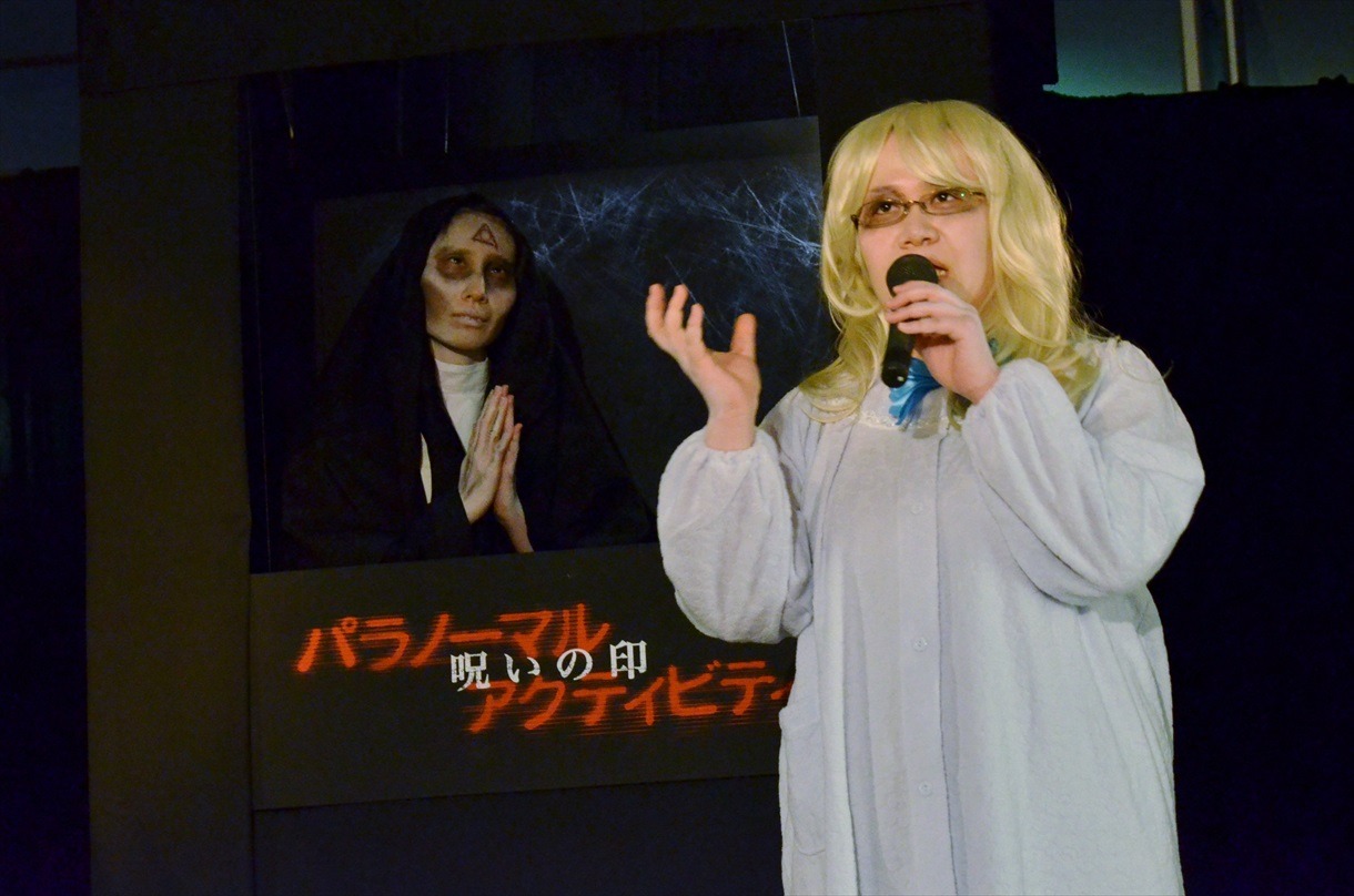 壇上のポスターといつの間にか入れ替わっているハリセンボン箕輪（左）と、それに気づかないハリセンボン近藤（右）。