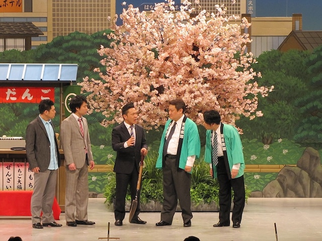 吉本新喜劇「箱の中身はなんでしょか？」(c)吉本興業