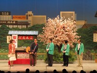 吉本新喜劇「箱の中身はなんでしょか？」(c)吉本興業