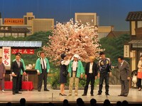 吉本新喜劇「箱の中身はなんでしょか？」(c)吉本興業